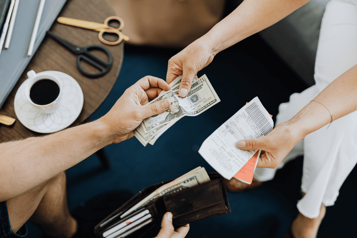Nên ứng tiền mặt hay vay tiêu dùng