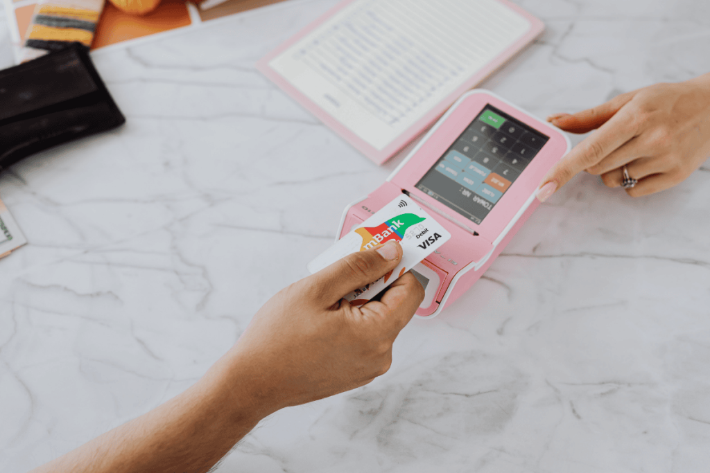 Phí rút tiền bằng thẻ visa theo loại thẻ